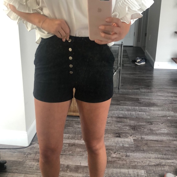 Reference black suede high waisted shorts medium - Picture 4 of 4